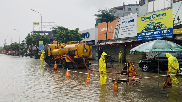 Hà Nội vẫn còn 21 điểm ngập trên 10cm, trong đó 12 vị trí trên 30cm- Ảnh 1. Hà Nội vẫn còn 21 điểm ngập trên 10cm, trong đó 12 vị trí trên 30cm- Ảnh 1.