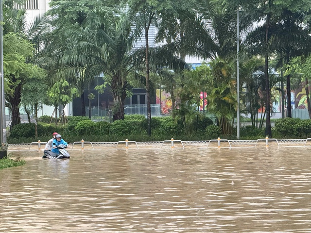 Hà Nội còn 13 vị trí ngập sâu không lưu thông được- Ảnh 1. Hà Nội còn 13 vị trí ngập sâu không lưu thông được- Ảnh 1.