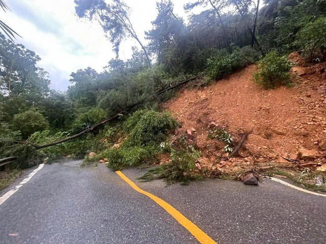 Ảnh hưởng bão 11, xuất hiện nhiều điểm sạt lở nghiêm trọng- Ảnh 1.