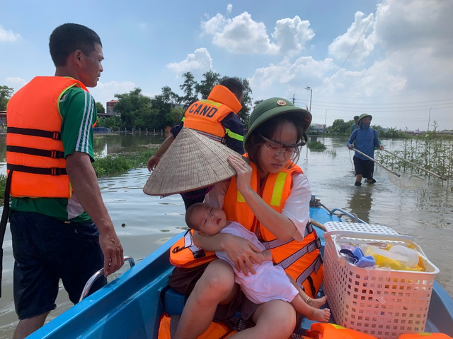Hà Nội: Công an cơ sở nỗ lực hỗ trợ người dân ứng phó với mưa lũ- Ảnh 2. Hà Nội: Công an cơ sở nỗ lực hỗ trợ người dân ứng phó với mưa lũ- Ảnh 2.
