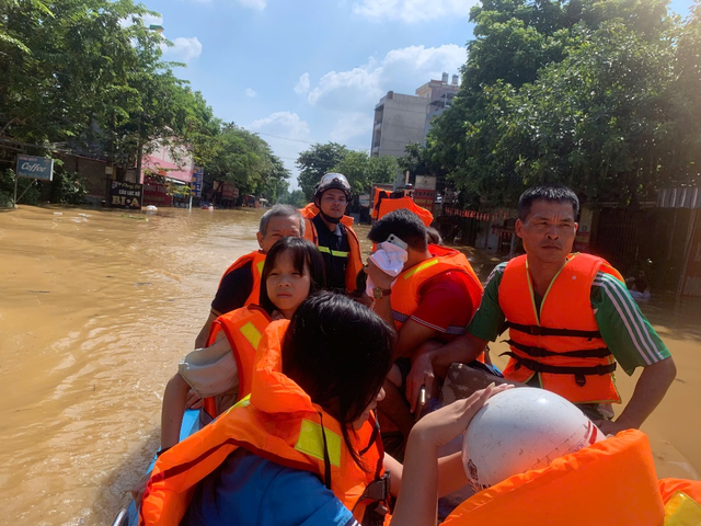 Hà Nội: Công an cơ sở nỗ lực hỗ trợ người dân ứng phó với mưa lũ- Ảnh 1. Hà Nội: Công an cơ sở nỗ lực hỗ trợ người dân ứng phó với mưa lũ- Ảnh 1.