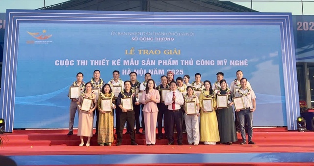 Hà Nội vinh danh 90 sản phẩm xuất sắc trong thiết kế sản phẩm thủ công mỹ nghệ- Ảnh 2. Hà Nội vinh danh 90 sản phẩm xuất sắc trong thiết kế sản phẩm thủ công mỹ nghệ- Ảnh 2.