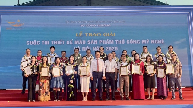 Hà Nội vinh danh 90 sản phẩm xuất sắc trong thiết kế sản phẩm thủ công mỹ nghệ- Ảnh 3. Hà Nội vinh danh 90 sản phẩm xuất sắc trong thiết kế sản phẩm thủ công mỹ nghệ- Ảnh 3.