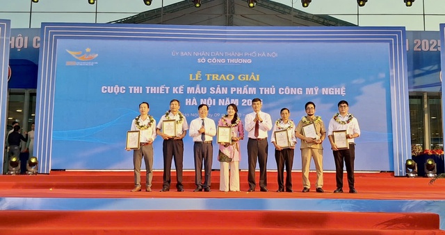 Hà Nội vinh danh 90 sản phẩm xuất sắc trong thiết kế sản phẩm thủ công mỹ nghệ- Ảnh 1. Hà Nội vinh danh 90 sản phẩm xuất sắc trong thiết kế sản phẩm thủ công mỹ nghệ- Ảnh 1.
