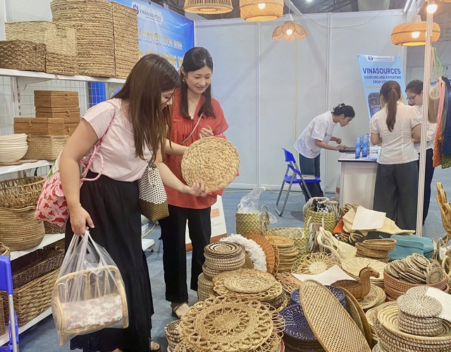 Khai mạc Hội chợ quốc tế Quà tặng hàng thủ công mỹ nghệ Hà Nội 2025- Ảnh 3. Khai mạc Hội chợ quốc tế Quà tặng hàng thủ công mỹ nghệ Hà Nội 2025- Ảnh 3.