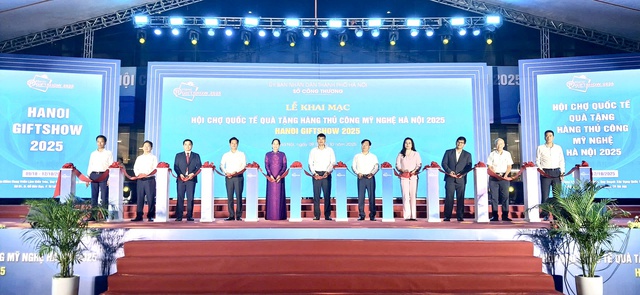 Khai mạc Hội chợ quốc tế Quà tặng hàng thủ công mỹ nghệ Hà Nội 2025- Ảnh 1. Khai mạc Hội chợ quốc tế Quà tặng hàng thủ công mỹ nghệ Hà Nội 2025- Ảnh 1.