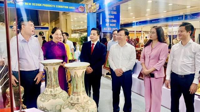 Khai mạc Hội chợ quốc tế Quà tặng hàng thủ công mỹ nghệ Hà Nội 2025- Ảnh 2. Khai mạc Hội chợ quốc tế Quà tặng hàng thủ công mỹ nghệ Hà Nội 2025- Ảnh 2.