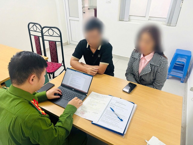 Công an phường Ô Chợ Dừa tổ chức xác minh thông tin khách sạn 'bùng' phòng của khách- Ảnh 1.