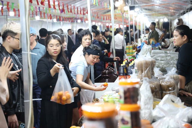 Khai mạc Hội chợ Đặc sản vùng miền Việt Nam năm 2025- Ảnh 3.