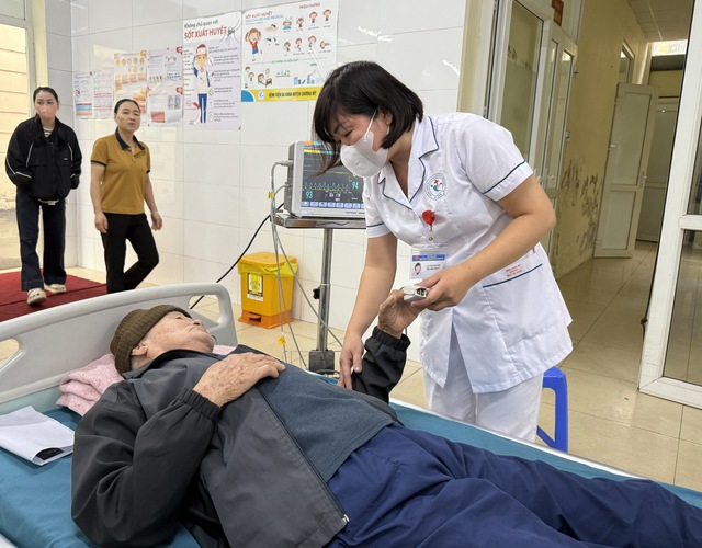 Người cao tuổi cần giữ ấm cơ thể khi thời tiết chuyển lạnh- Ảnh 1. Người cao tuổi cần giữ ấm cơ thể khi thời tiết chuyển lạnh- Ảnh 1.