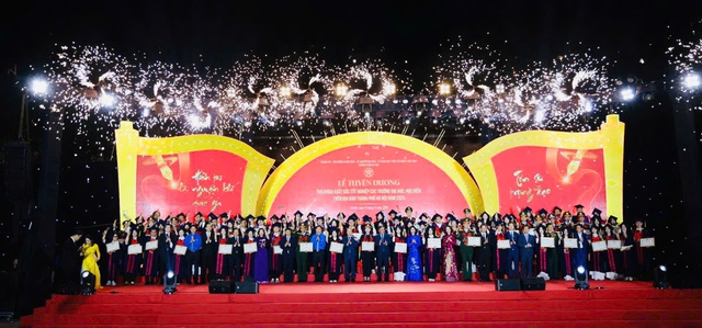 Hà Nội tuyên dương 95 thủ khoa xuất sắc năm 2025- Ảnh 4. Hà Nội tuyên dương 95 thủ khoa xuất sắc năm 2025- Ảnh 4.
