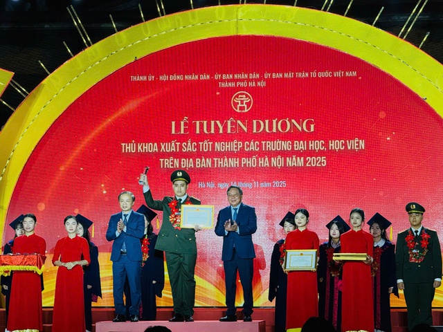 Hà Nội tuyên dương 95 thủ khoa xuất sắc năm 2025- Ảnh 2. Hà Nội tuyên dương 95 thủ khoa xuất sắc năm 2025- Ảnh 2.