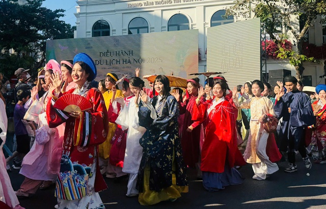 Hơn 1.000 người tham gia Diễu hành Áo dài Du lịch Hà Nội 2025- Ảnh 3. Hơn 1.000 người tham gia Diễu hành Áo dài Du lịch Hà Nội 2025- Ảnh 3.