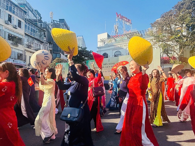 Hơn 1.000 người tham gia Diễu hành Áo dài Du lịch Hà Nội 2025- Ảnh 5. Hơn 1.000 người tham gia Diễu hành Áo dài Du lịch Hà Nội 2025- Ảnh 5.