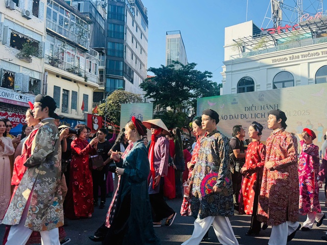 Hơn 1.000 người tham gia Diễu hành Áo dài Du lịch Hà Nội 2025- Ảnh 4. Hơn 1.000 người tham gia Diễu hành Áo dài Du lịch Hà Nội 2025- Ảnh 4.