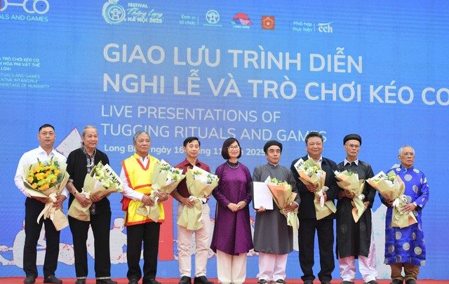 Sôi nổi màn tranh tài kéo co ngồi trong ngày hội kết nối di sản ở Hà Nội- Ảnh 3. Sôi nổi màn tranh tài kéo co ngồi trong ngày hội kết nối di sản ở Hà Nội- Ảnh 3.