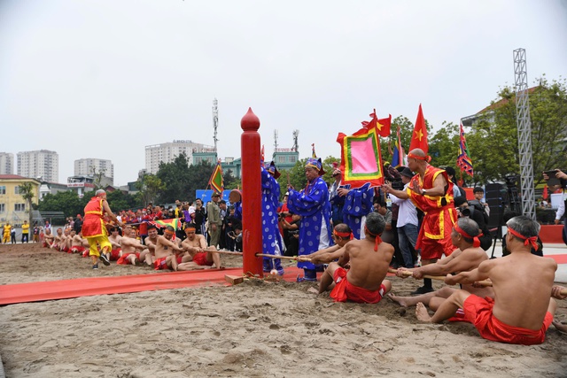 Sôi nổi màn tranh tài kéo co ngồi trong ngày hội kết nối di sản ở Hà Nội- Ảnh 1. Sôi nổi màn tranh tài kéo co ngồi trong ngày hội kết nối di sản ở Hà Nội- Ảnh 1.