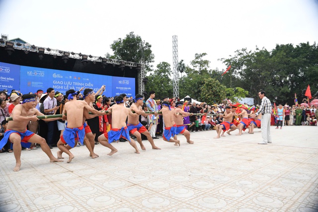 Sôi nổi màn tranh tài kéo co ngồi trong ngày hội kết nối di sản ở Hà Nội- Ảnh 2. Sôi nổi màn tranh tài kéo co ngồi trong ngày hội kết nối di sản ở Hà Nội- Ảnh 2.