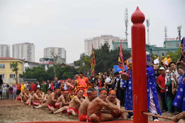 Gìn giữ và lan tỏa mạnh mẽ Nghi lễ và trò chơi Kéo co Ngồi tại Đền Trấn Vũ- Ảnh 1. Gìn giữ và lan tỏa mạnh mẽ Nghi lễ và trò chơi Kéo co Ngồi tại Đền Trấn Vũ- Ảnh 1.