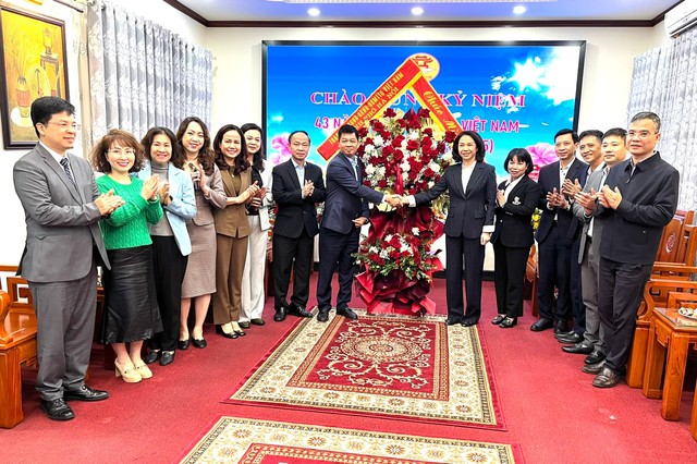 Lãnh đạo thành phố chúc mừng Sở Giáo dục và Đào tạo nhân Ngày Nhà giáo Việt Nam- Ảnh 1. Lãnh đạo thành phố chúc mừng Sở Giáo dục và Đào tạo nhân Ngày Nhà giáo Việt Nam- Ảnh 1.