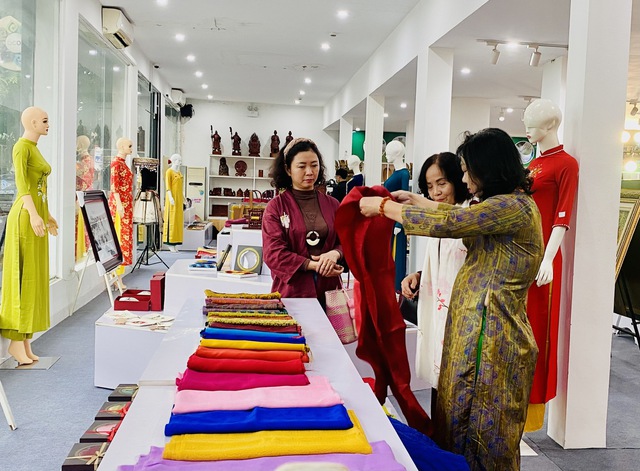 Khai mạc Triển lãm chuyên đề ngành thêu ren, lụa, áo dài, túi vải 2025- Ảnh 2. Khai mạc Triển lãm chuyên đề ngành thêu ren, lụa, áo dài, túi vải 2025- Ảnh 2.