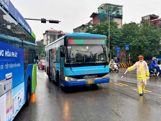 Hà Nội: Xử lý nhiều xe buýt đi sai luồng tuyến tại khu vực phía Bắc Cầu Chương Dương - Ảnh 2. Hà Nội: Xử lý nhiều xe buýt đi sai luồng tuyến tại khu vực phía Bắc Cầu Chương Dương - Ảnh 2.