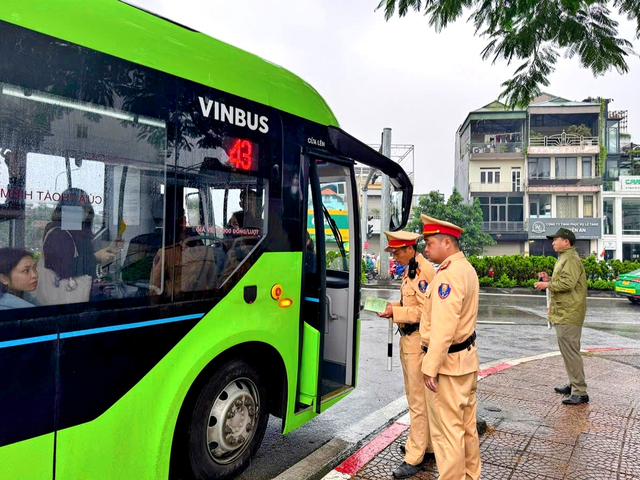 Hà Nội: Xử lý nhiều xe buýt đi sai luồng tuyến tại khu vực phía Bắc Cầu Chương Dương - Ảnh 1. Hà Nội: Xử lý nhiều xe buýt đi sai luồng tuyến tại khu vực phía Bắc Cầu Chương Dương - Ảnh 1.