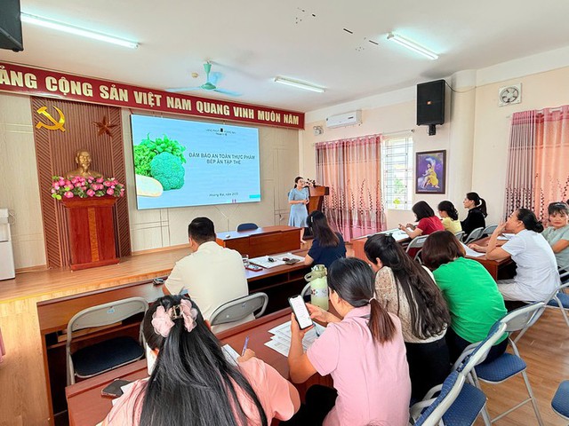 An an toàn thực phẩm trường học: Từ 'Ngày hội dinh dưỡng' đến các lớp tập huấn chuyên đề- Ảnh 2.