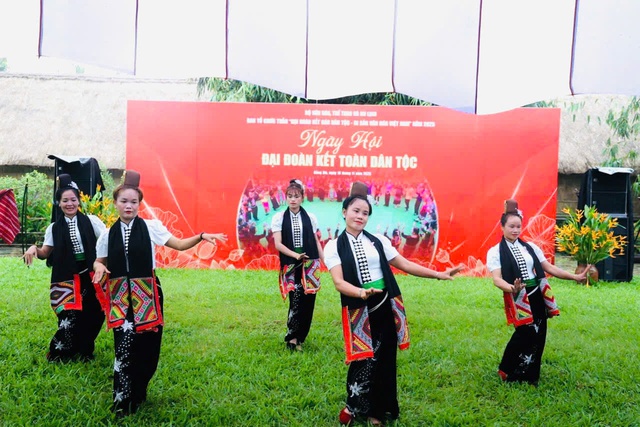 Ngày hội đại đoàn kết các dân tộc: Sắc màu văn hóa hội tụ tại ‘Ngôi nhà chung’- Ảnh 3. Ngày hội đại đoàn kết các dân tộc: Sắc màu văn hóa hội tụ tại ‘Ngôi nhà chung’- Ảnh 3.