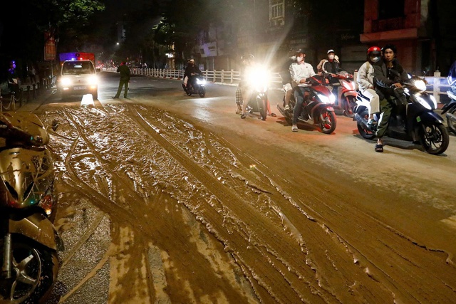 Xử phạt tài xế làm rơi bùn xuống phố, gây mất an toàn giao thông - Ảnh 1.