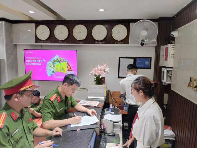 Công an Hà Nội siết chặt quản lý các cơ sở kinh doanh có điều kiện về an ninh, trật tự- Ảnh 1. Công an Hà Nội siết chặt quản lý các cơ sở kinh doanh có điều kiện về an ninh, trật tự- Ảnh 1.