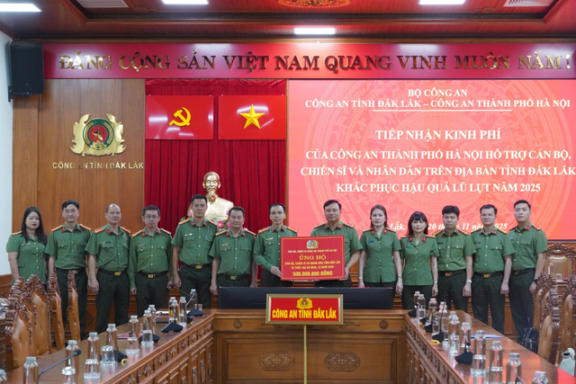 Công an Hà Nội thăm hỏi, động viên Công an và Nhân dân tỉnh Đắk Lắk khắc phục hậu quả mưa lũ- Ảnh 1.