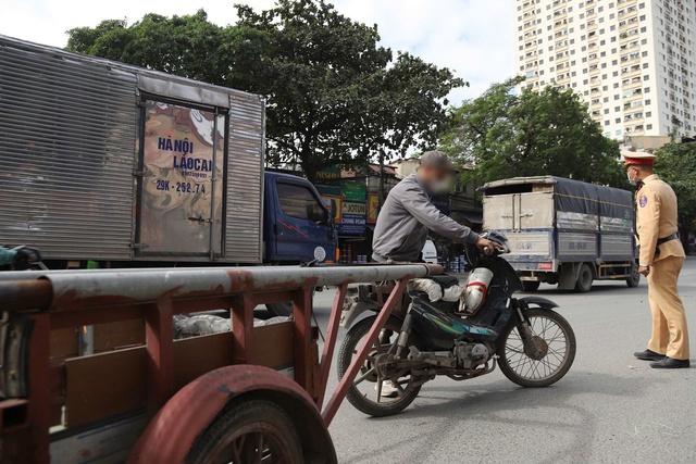 Hà Nội xử phạt 243 trường hợp xe ba bánh tự chế, xe chở hàng cồng kềnh- Ảnh 1.