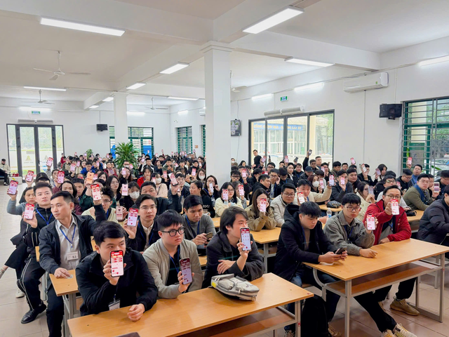 Hà Nội: Hướng dẫn hơn 10.000 thí sinh dự sát hạch cài đặt ứng dụng VNeTraffic - Ảnh 1. Hà Nội: Hướng dẫn hơn 10.000 thí sinh dự sát hạch cài đặt ứng dụng VNeTraffic - Ảnh 1.