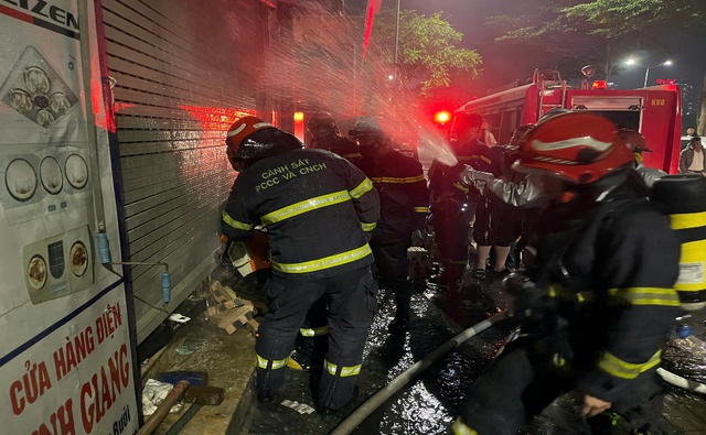 Công an Hà Nội kịp thời cứu nhiều người trong 02 vụ cháy tại phường Giảng Võ và phường Vĩnh Hưng- Ảnh 1.