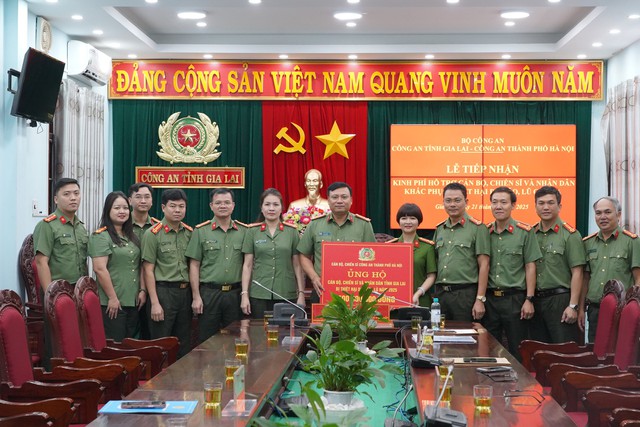 Công an Hà Nội thăm hỏi, động viên Công an và Nhân dân tỉnh Gia Lai khắc phục hậu quả mưa lũ- Ảnh 1.