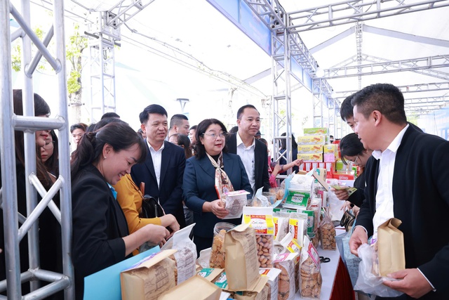 Khai mạc Hội chợ hàng Việt phục vụ công nhân lao động và Nhân dân Thủ đô- Ảnh 2.