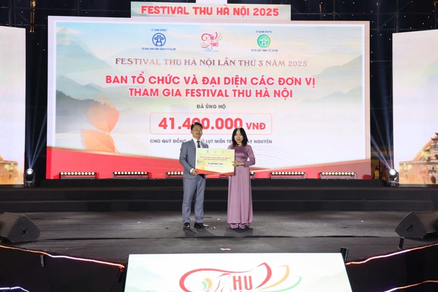 Chung tay ủng hộ đồng bào miền Trung tại Lễ Bế mạc Festival Thu Hà Nội 2025- Ảnh 2.