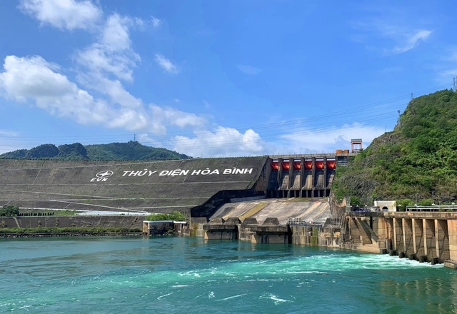 Thuỷ điện Hoà Bình xả lũ, Hà Nội yêu cầu các xã, phường khẩn trương ứng phó- Ảnh 1.