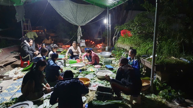 Ngàn bánh chưng và hàng chục tỷ đồng sẻ chia cùng đồng bào vùng lũ- Ảnh 1.