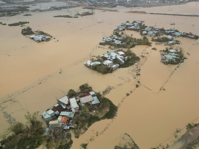 Hà Nội tiếp tục hỗ trợ tỉnh Gia Lai 200 tỷ đồng khắc phục hậu quả mưa lũ- Ảnh 1. Hà Nội tiếp tục hỗ trợ tỉnh Gia Lai 200 tỷ đồng khắc phục hậu quả mưa lũ- Ảnh 1.