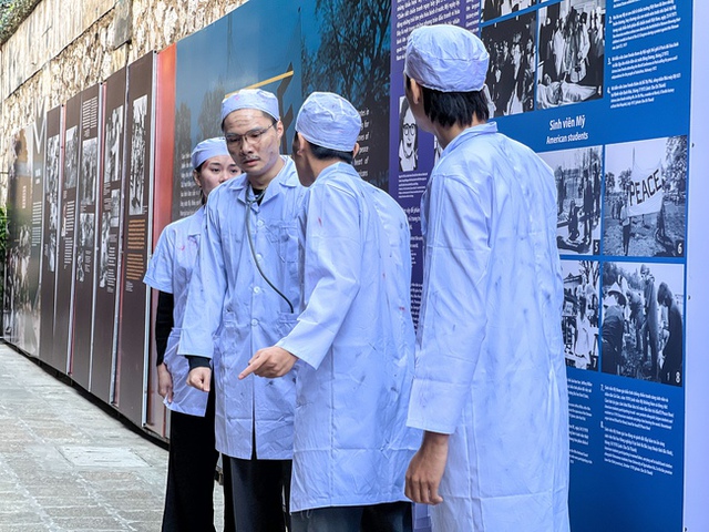 'Khát vọng hòa bình' - Tái hiện chiến thắng Điện Biên Phủ trên không - Ảnh 1.