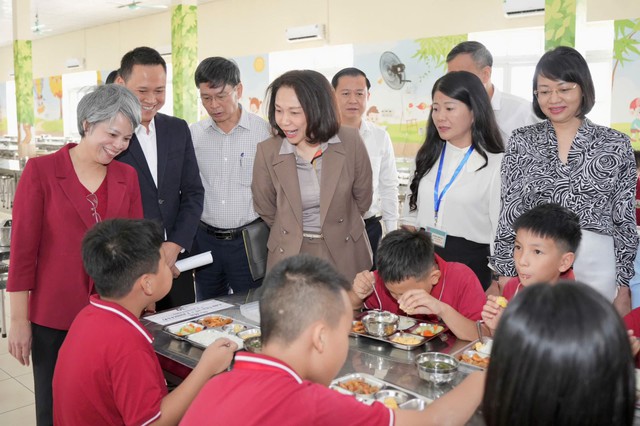 Hà Nội chuẩn hóa bữa ăn bán trú, bảo đảm an toàn thực phẩm cho học sinh- Ảnh 2.