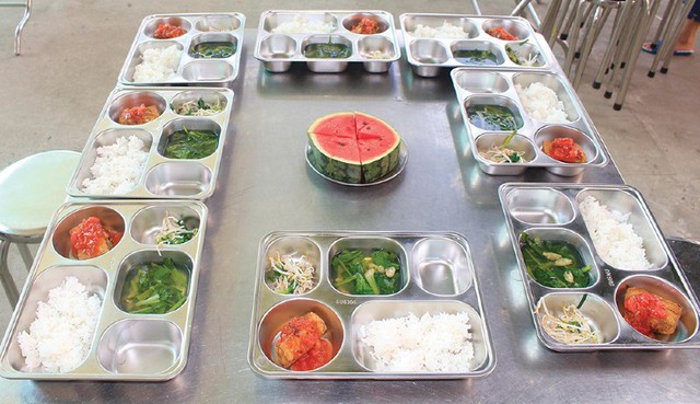 Hà Nội chuẩn hóa bữa ăn bán trú, bảo đảm an toàn thực phẩm cho học sinh- Ảnh 1.