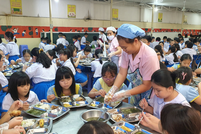 Hà Nội chuẩn hóa bữa ăn bán trú, bảo đảm an toàn thực phẩm cho học sinh- Ảnh 3.