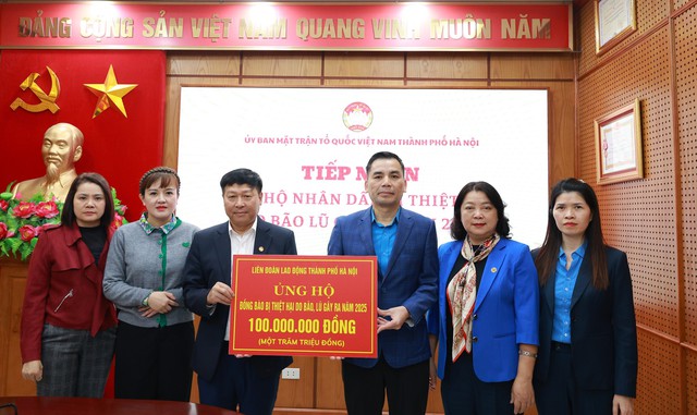 Liên đoàn Lao động Hà Nội trao 100 triệu đồng ủng hộ đồng bào miền Trung- Ảnh 1.