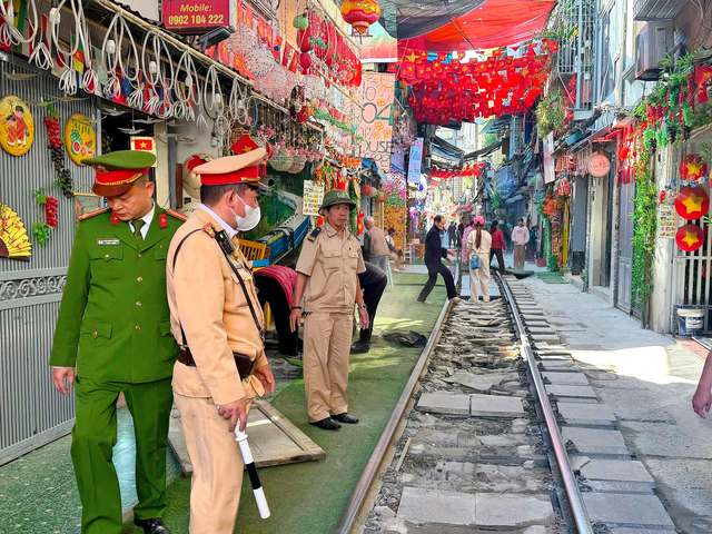 Hà Nội: Quyết liệt xử lý vi phạm lấn chiếm hành lang an toàn đường sắt tại khu vực ngõ đường tàu - Ảnh 1.