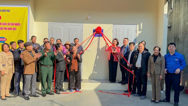 Bàn giao 41 nhà Đại đoàn kết cho gia đình chính sách, hộ cận nghèo- Ảnh 1.