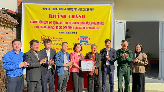 Bàn giao 41 nhà Đại đoàn kết cho gia đình chính sách, hộ cận nghèo- Ảnh 2.