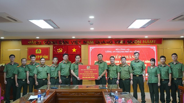 Công an Hà Nội thăm hỏi, trao quà đồng bào bị thiệt hại do mưa lũ tại tỉnh Quảng Ngãi và Đà Nẵng - Ảnh 3.